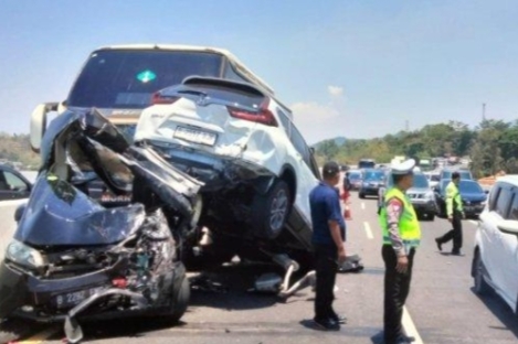Begini Penampakan Mobil Tertindih Mobil Usai Terlibat Kecelakaan Beruntun di Jalan Tol