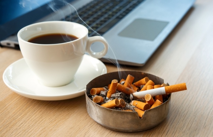 Waspada! Kebiasaan Kopi dan Rokok Bisa Bikin Kulit Rusak