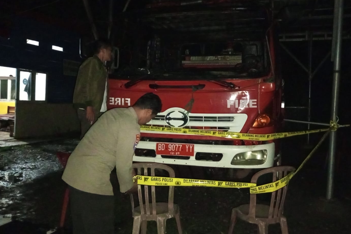 Mobil Pemadam Kebakaran Hangus Terbakar Dipasangkan Police Line, Kerugian Belum Bisa Diperkirakan 