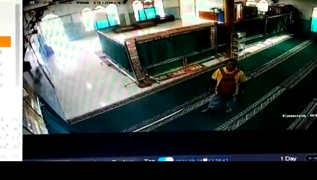 Terduga Pelaku Pencurian Isi Kotak Amal Masjid Terekam CCTV, Ini Penampakannya