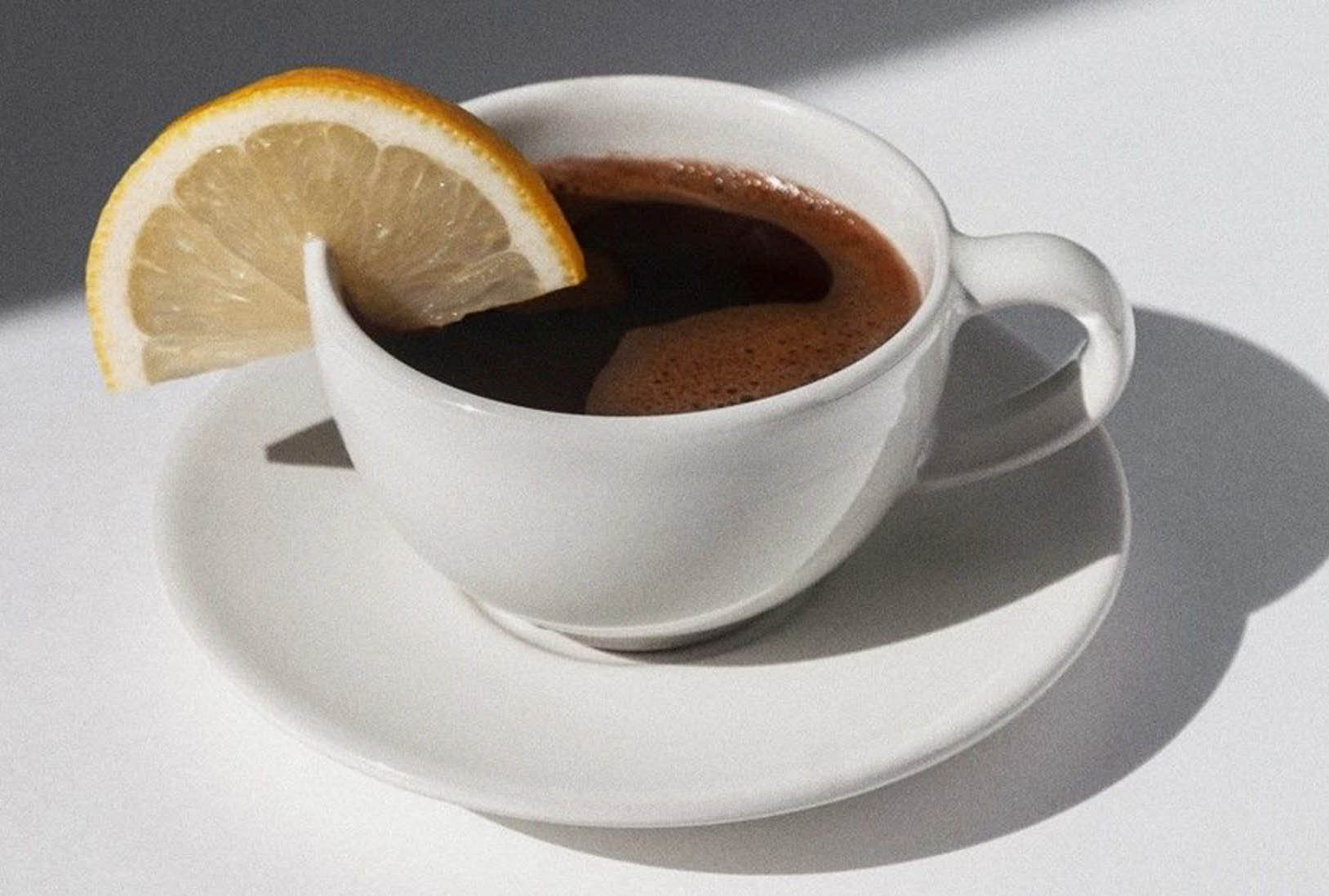 Sudah Pernah Coba Minum Kopi Campur Lemon? Ternyata Punya Manfaat Tak Terduga Loh!
