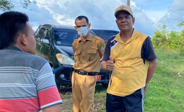 Pejabat Satu Ini Tetap Tersenyum Meski Terlambat Dampingi Sekda Tinjau Jalan dan Jembatan Tanjung Raman 