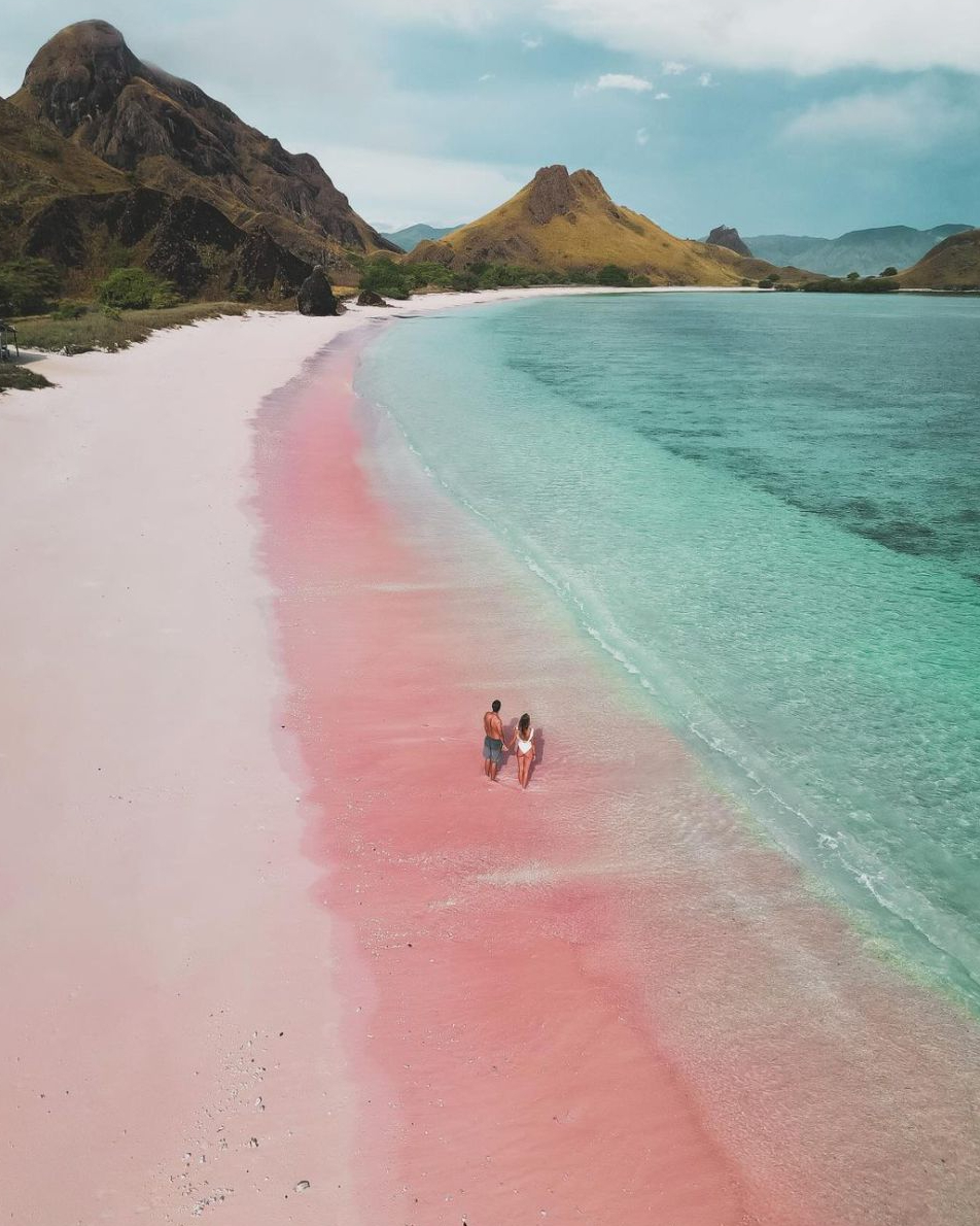 Pink Beach di Indonesia Masuk 10 Besar Pantai Terbaik Tahun 2024