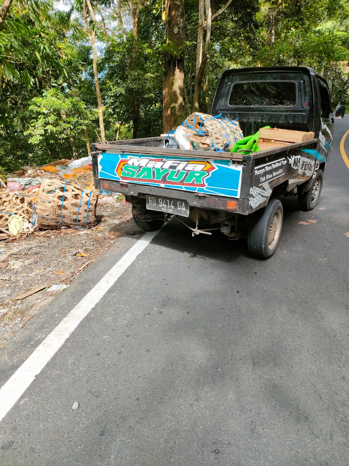Eitsss, Beredar Foto Mobil Jenis Pick Up Diduga Buang Sampah Sembarangan di Kawasan Liku Sembilan
