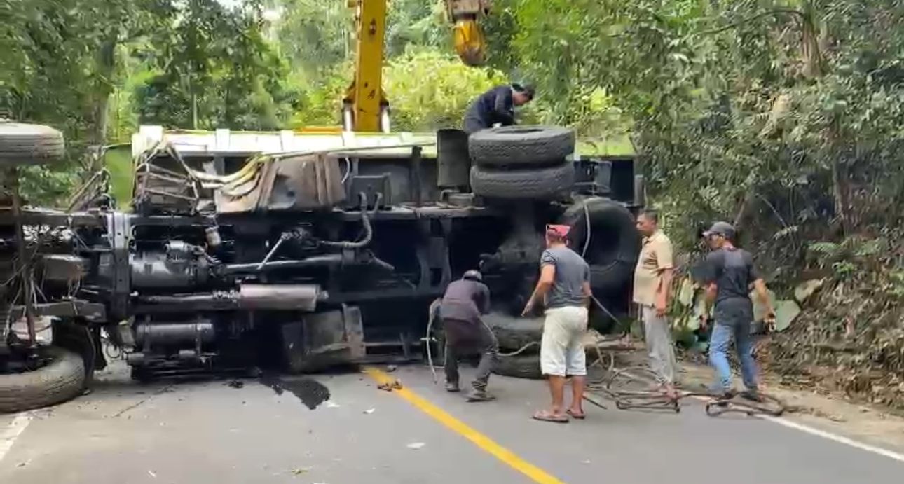 Akses Jalan Lintas Liku Sembilan Bengkulu Tengah Buka Tutup, Satu Unit Truk Masuk Jurang Berhasil Dievakuasi