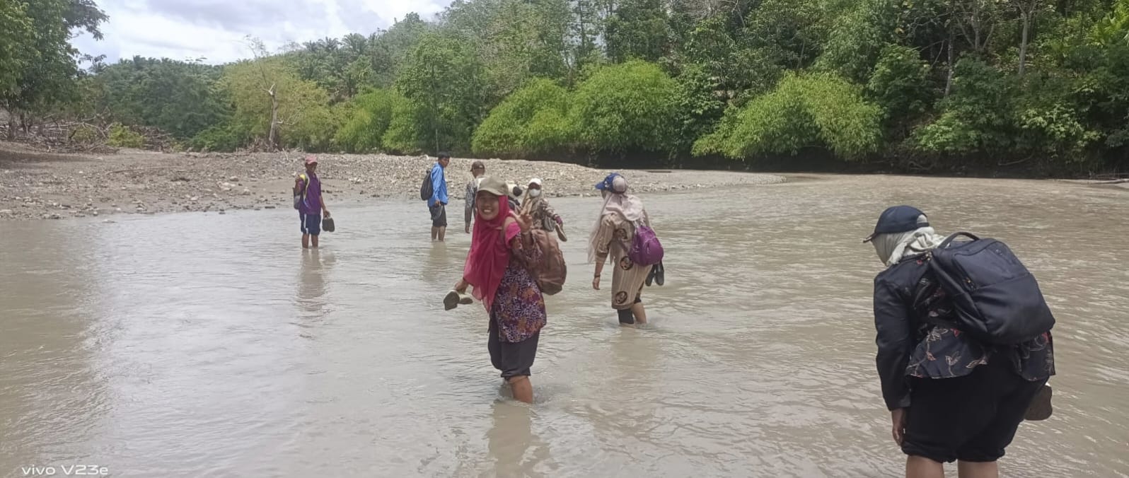 Seberangi Sungai Demi Tiba di Sekolah, Belasan Guru Terpaksa Rogoh Kocek Rp2 Juta/Bulan