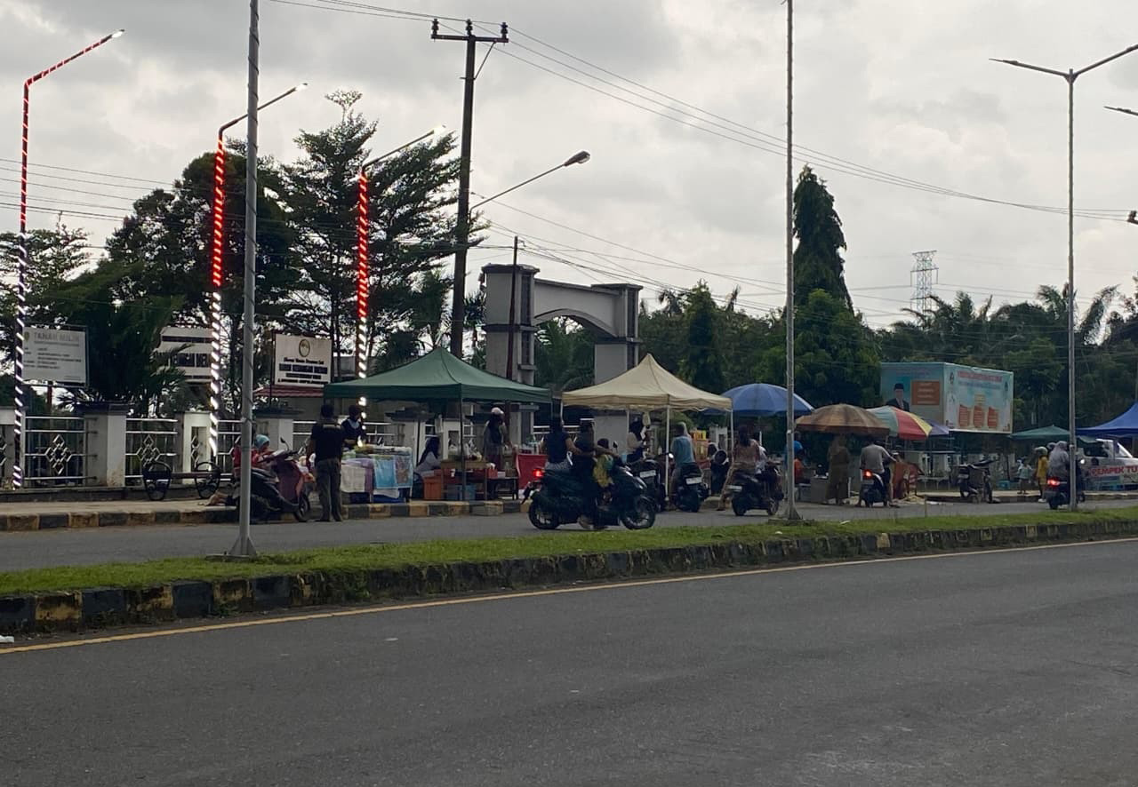 Kawasan Kantor Bupati Bengkulu Tengah Ramai Dipadati Pedagang Takjil
