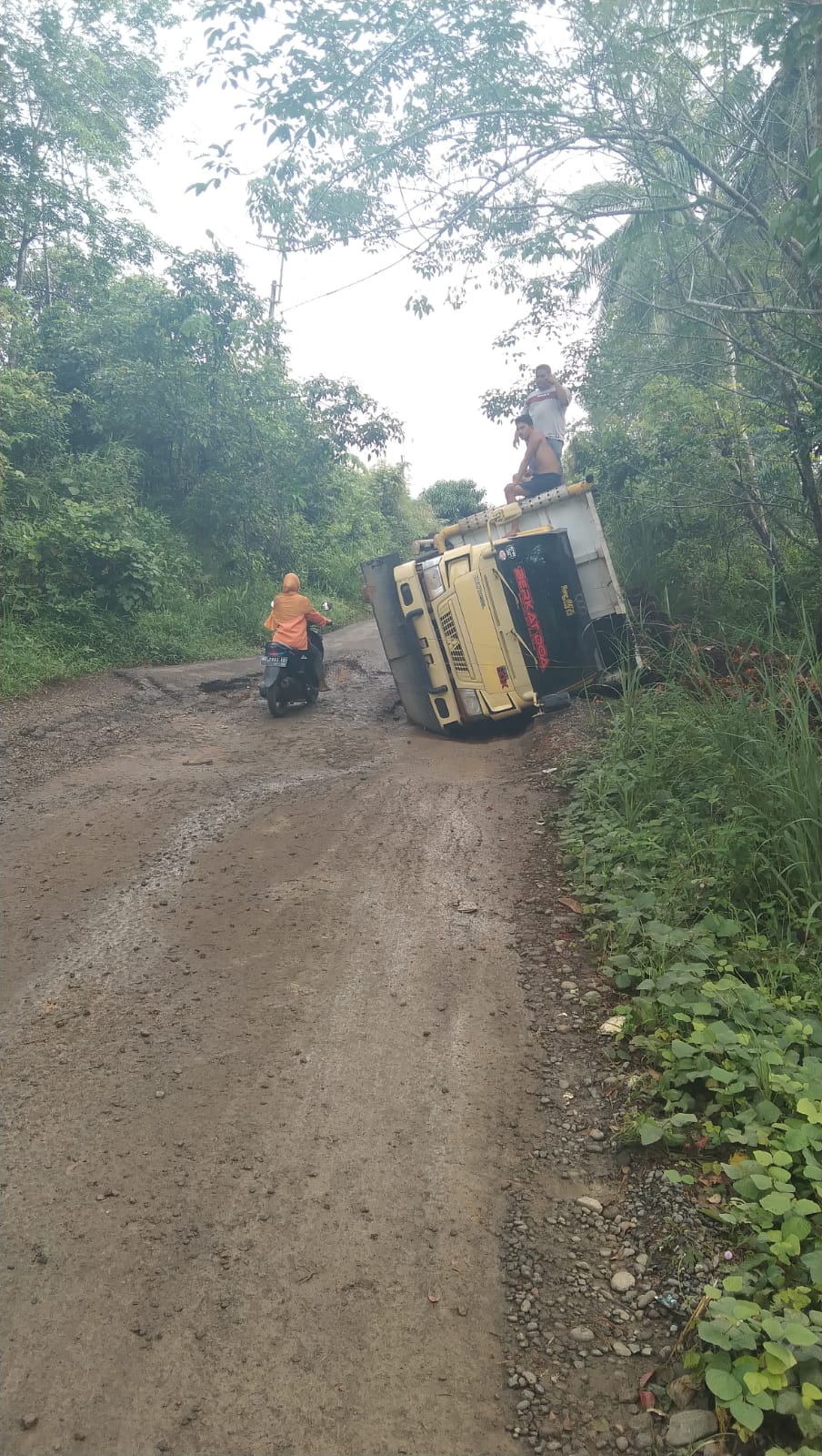 Jalan Kabupaten Ini Rusak Parah, Dump Truk Terguling