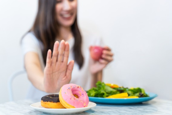 Hindari Konsumsi Deretan Makanan Ini Saat Puasa Demi Menjaga Kesehatan Gigi dan Mulut