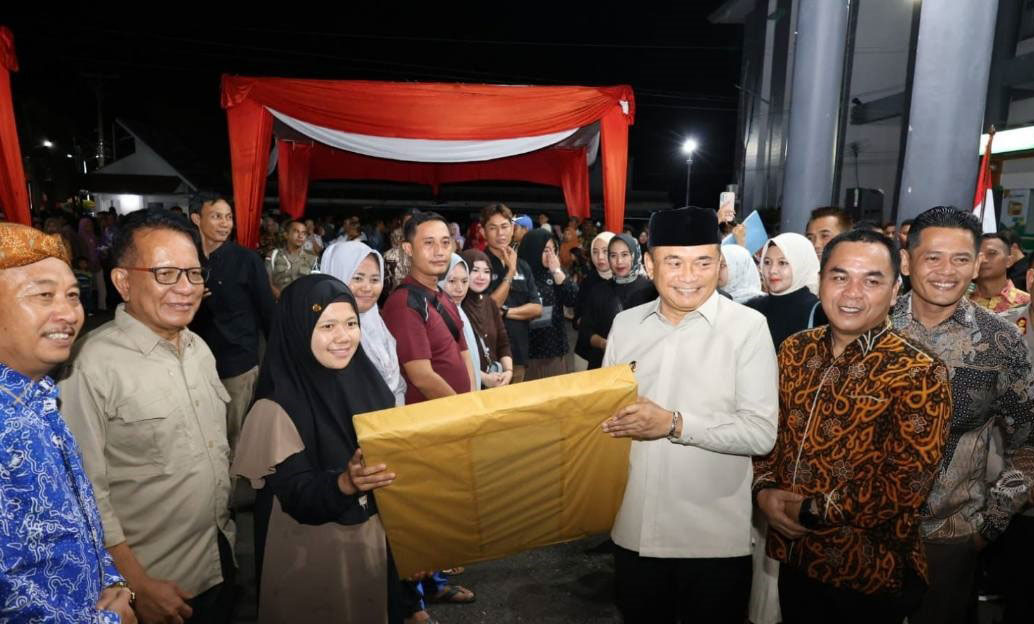 Terima Bantuan Meja Portabel, Pedagang Berbinar Ucapkan Terima Kasih kepada Bupati Rachmat