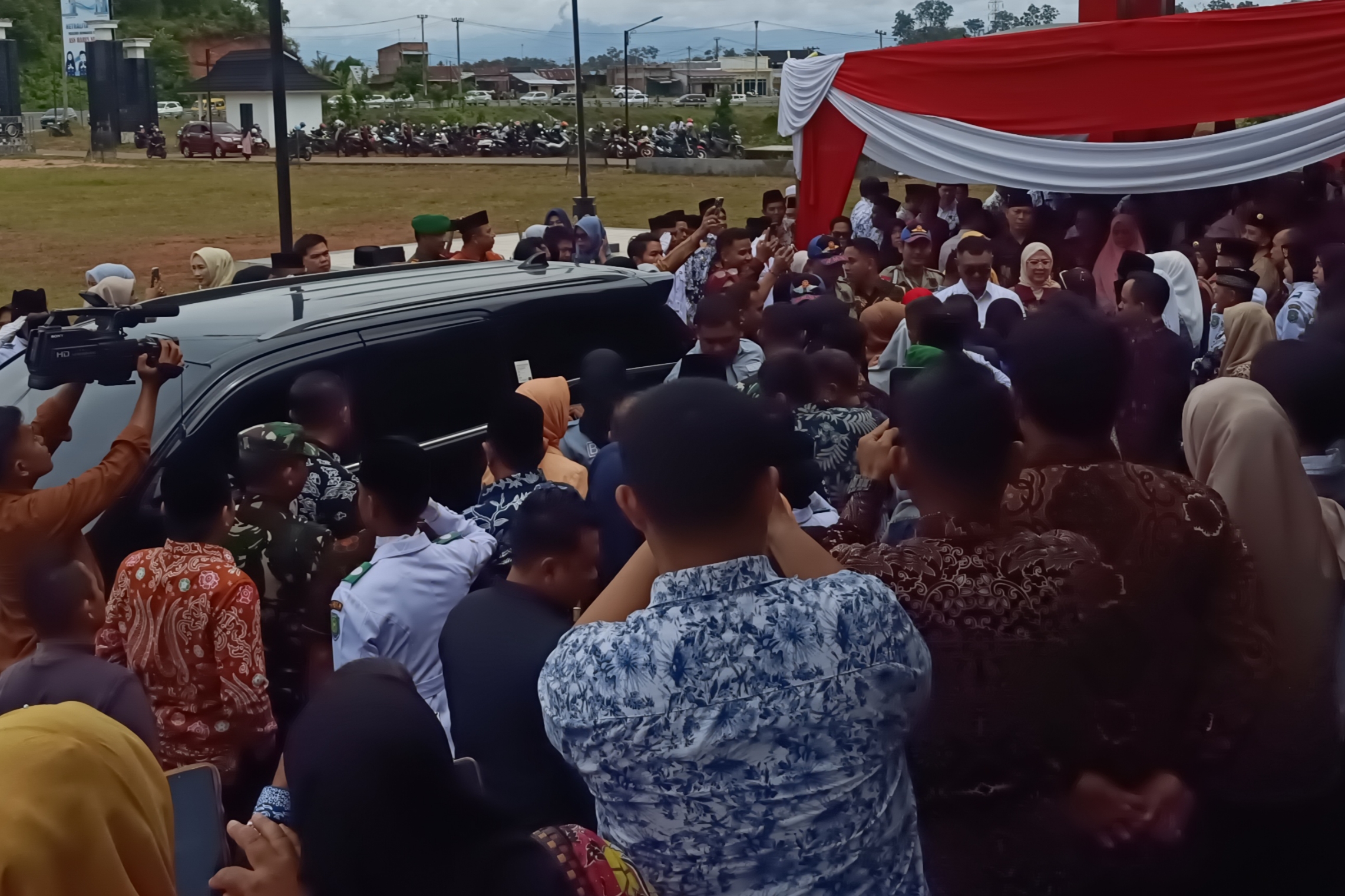 Dihadiri Ratusan Tamu Undangan, Pelepasan Heri Roni dari Bengkulu Tengah Diiringi Derai Air Mata