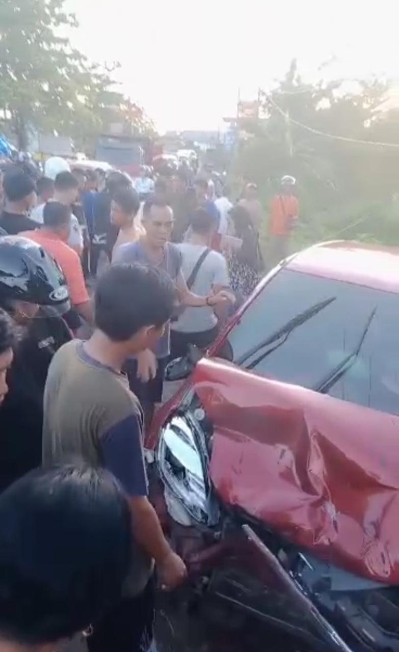 Jalan Lintas Desa Nakau Terjadi Laka Lantas, Dua Mobil Ringsek Berat, Korban Dilarikan ke 