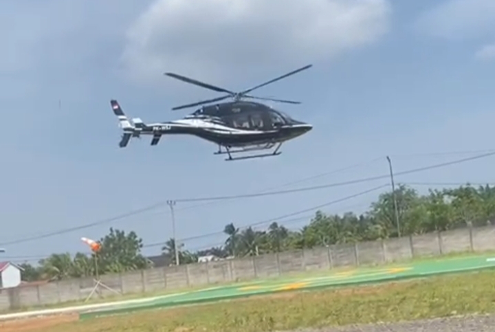 HEBOH! Helikopter Mendarat di Desa Nakau Bengkulu Tengah, Ini Penampakannya
