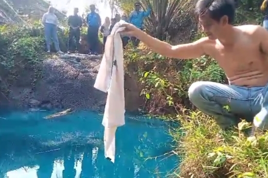 Penasaran dengan Fenomena Menakjubkan Danau Biru di Bengkulu Tengah, Tak Disangka Warga Lakukan Percobaan Ini