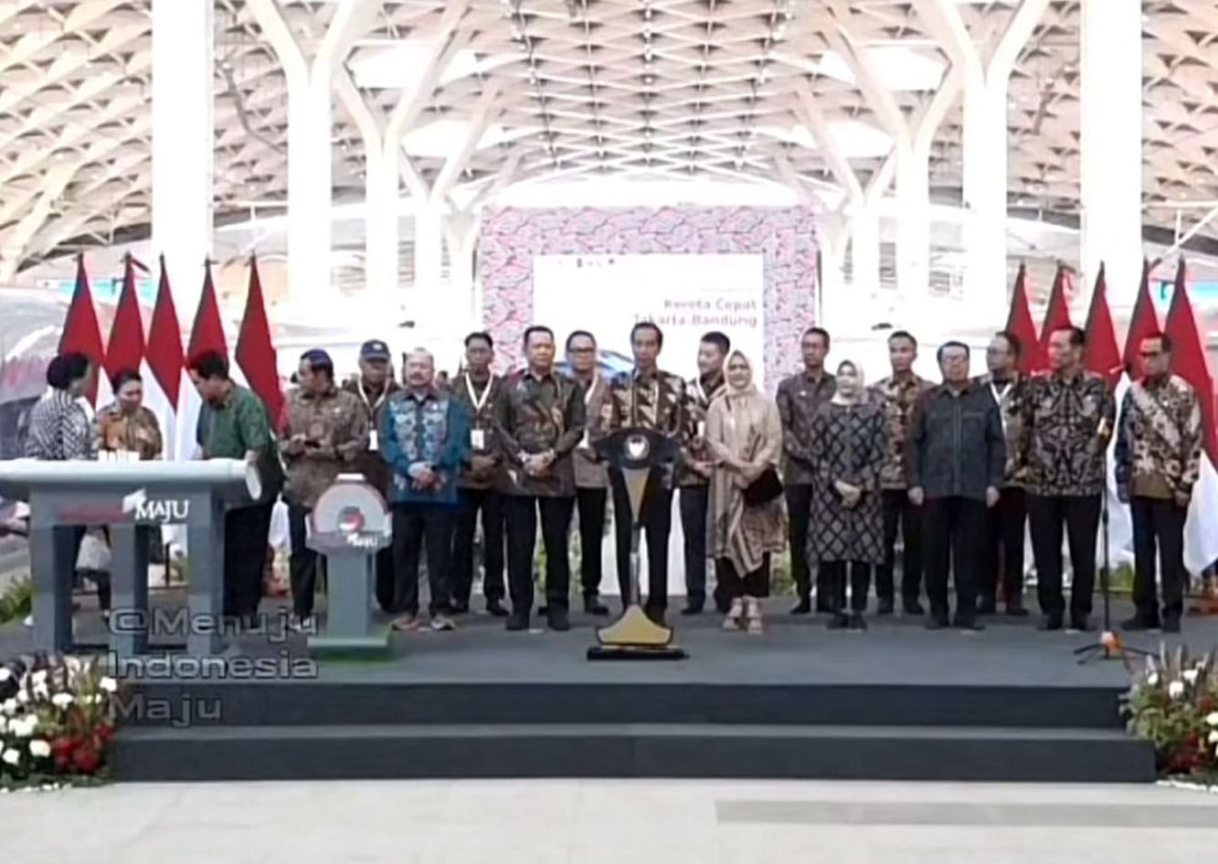 Hari Batik Nasional, Jokowi Resmikan Kereta Cepat Jakarta-Bandung Whoosh, Waktu Tempuh Hanya 45 Menit