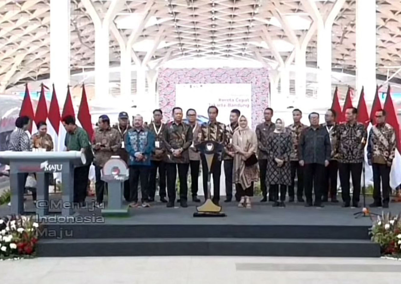 Hari Batik Nasional, Jokowi Resmikan Kereta Cepat Jakarta-Bandung ...