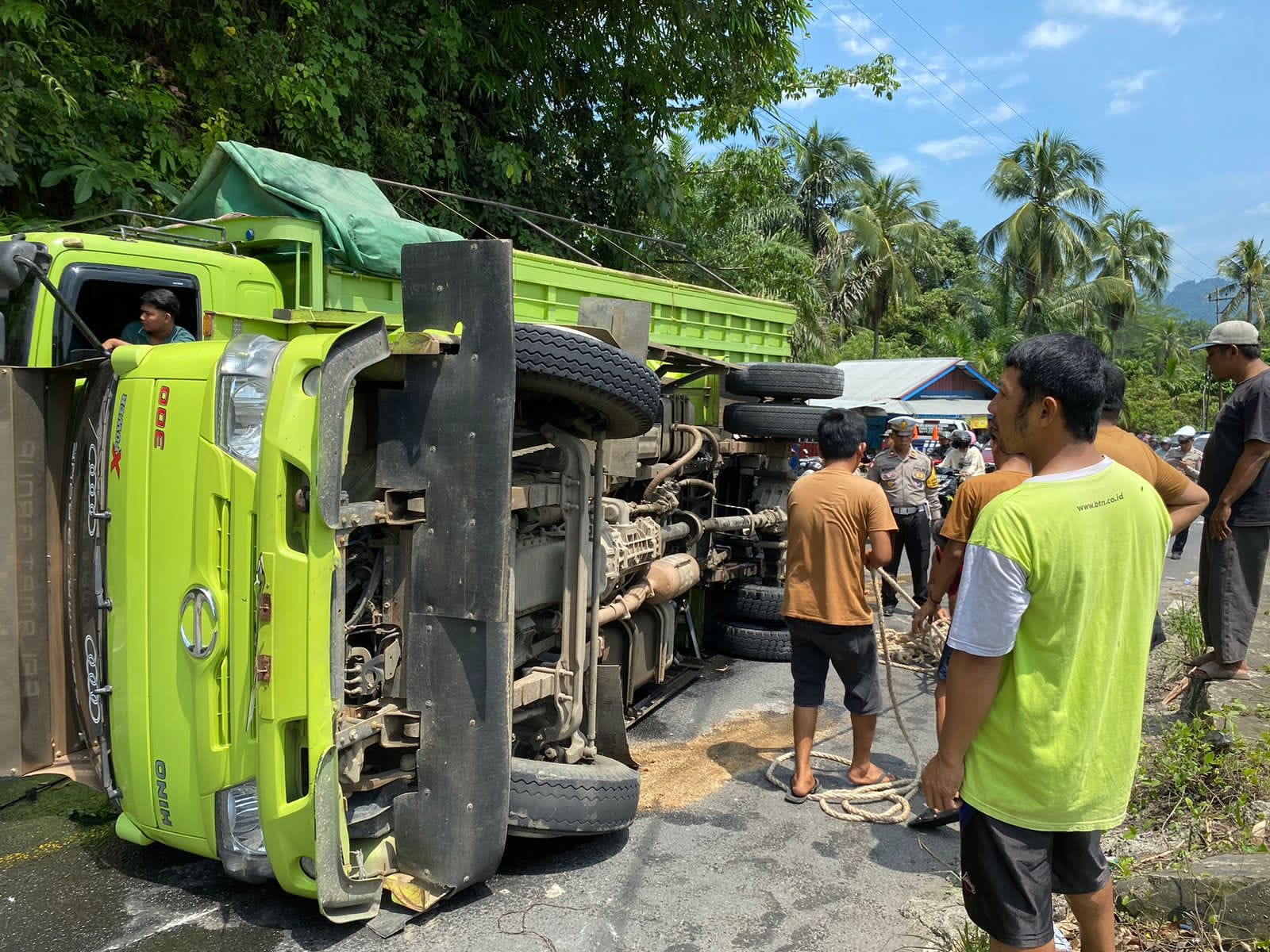 Truk Terguling Di Lubuk Sini Bengkulu Tengah, Kemacetan Mengular