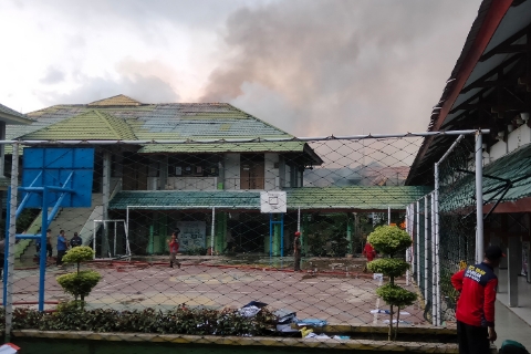Update Kebakaran di SMKN 3 Kota Bengkulu: Api Masih Berkobar, Jalan Ditutup, Warga Dilarang Mendekat