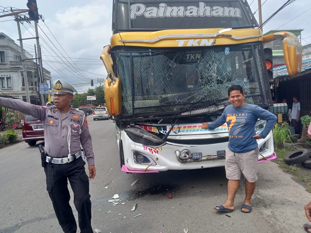 Diduga Rem Blong, Bus Cium Buntut Tronton di Jalan Lintas Bengkulu Tengah