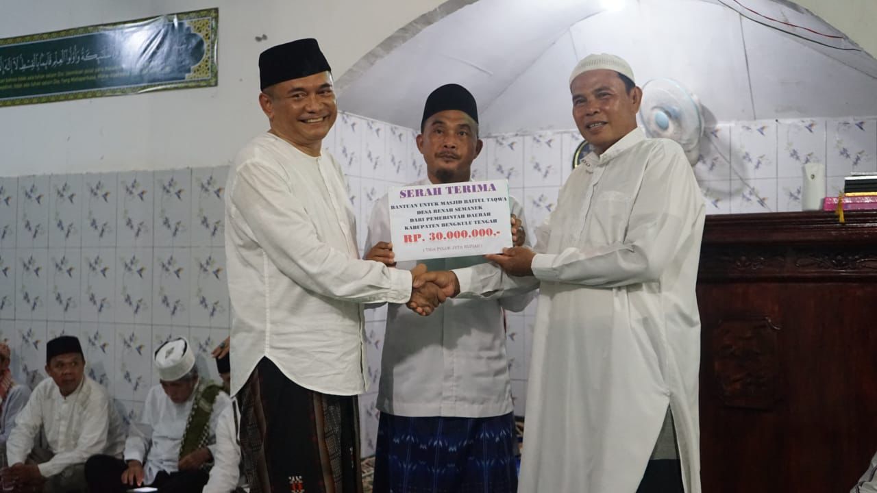 BERKAH RAMADAN, Masjid di Bengkulu Tengah Dapat Bantuan dari Pemerintah, Sekda Rachmat Pesan Begini