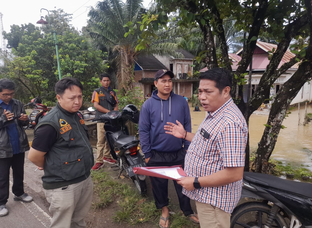 Tinjau Banjir di Desa Talang Empat, BPBD Turun Bagikan Sembako