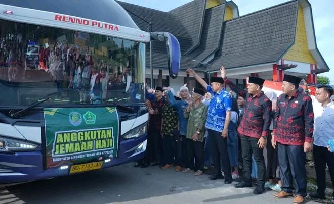 Kenakan Batik Sungai Lemau, Keberangkatan 88 JCH Bengkulu Tengah ke Tanah Suci Dilepas Bupati Rachmat