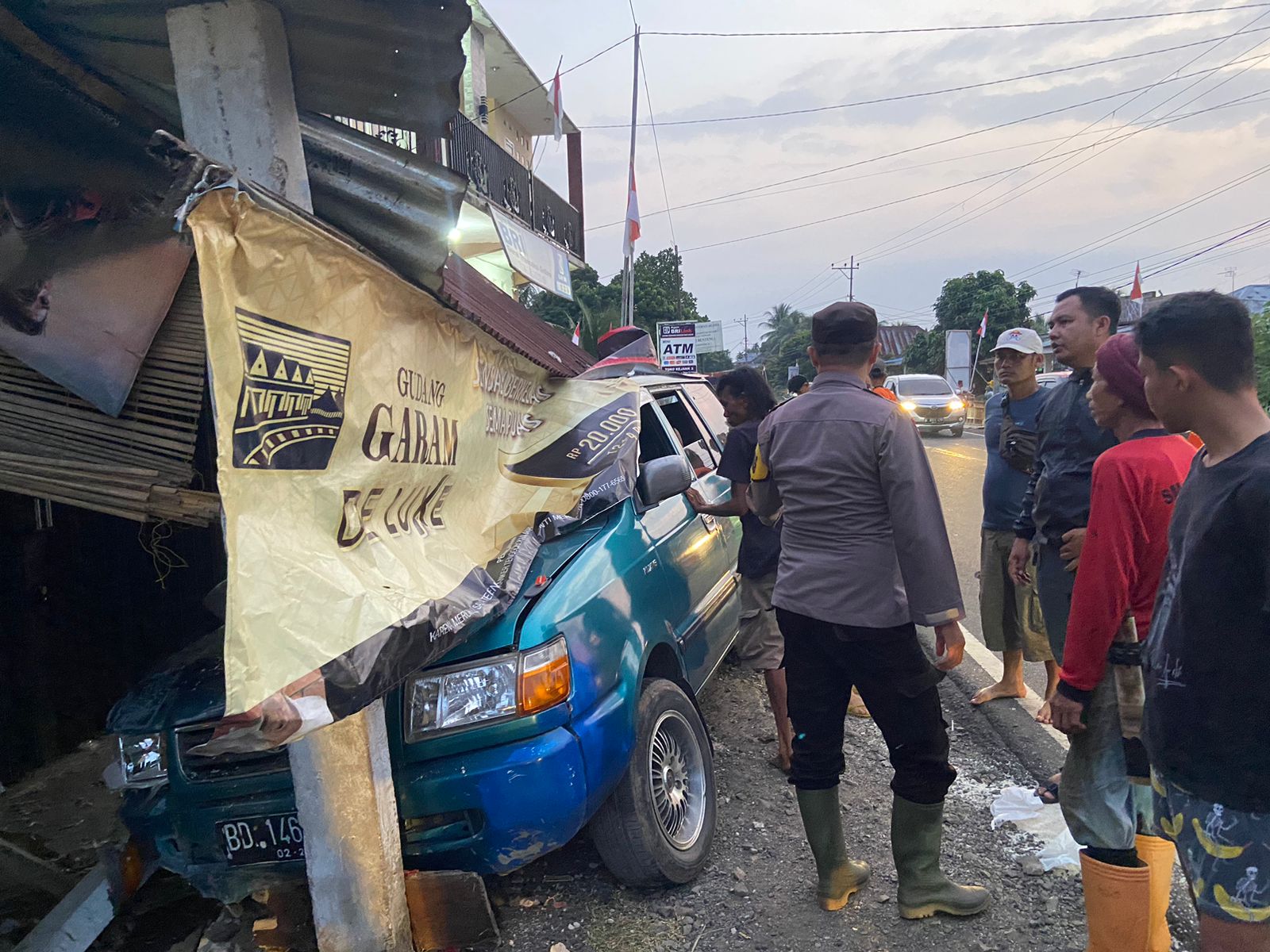 Kijang Kapsul Tabrak Warung Manisan, 3 Penumpang dan 3 Warga Terluka, Begini Kronologisnya