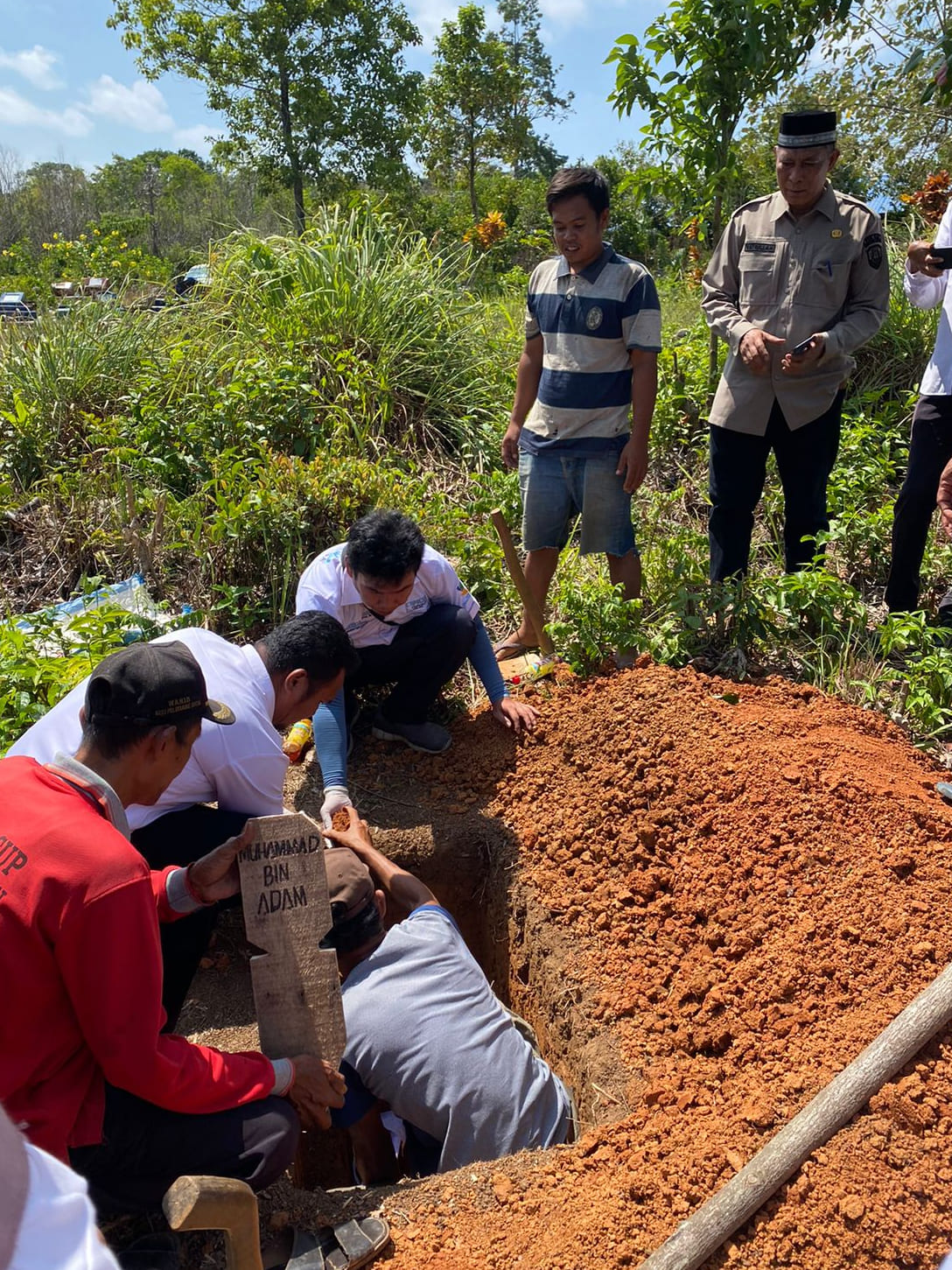 Bayi Malang Itu Dimakamkan di TPU Desa Padang Ulak Tanjung 