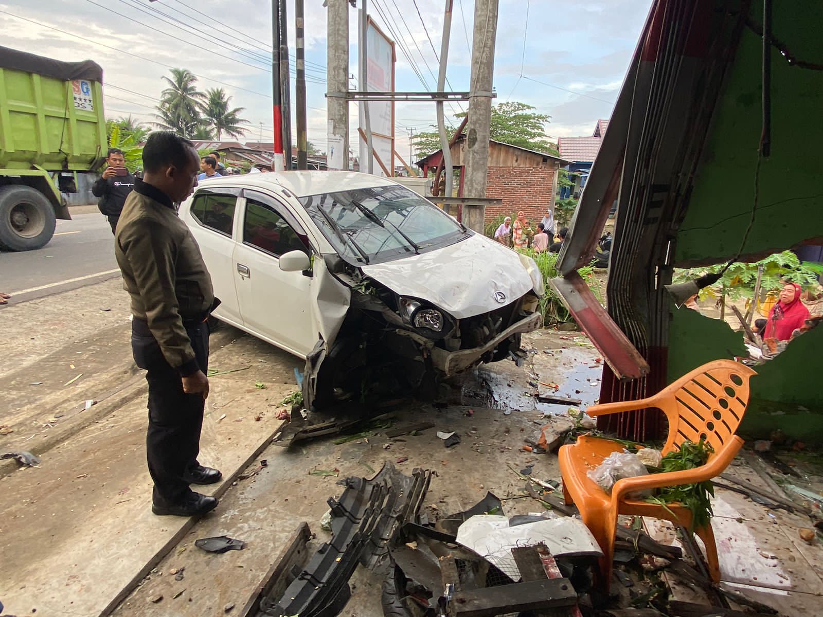 Diduga Mengantuk, Pengendara Mobil Ayla Tabrak 1 Wanita, 2 Motor dan 1 Warung di Bengkulu Tengah