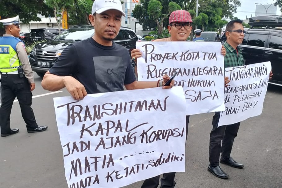 Aksi Demo di Depan Kantor Kejati Bengkulu: Meski Puasa Ramadan Para Aktivis LSM Ini Tetap Lantang Berorasi