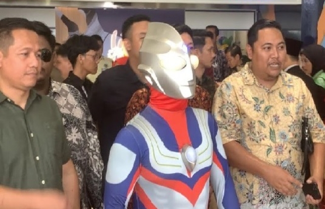 Unik! Anggota DPR RI Ini Kenakan Kostum Ultraman Saat Pelantikan, Sebegini Harta Kekayaannya