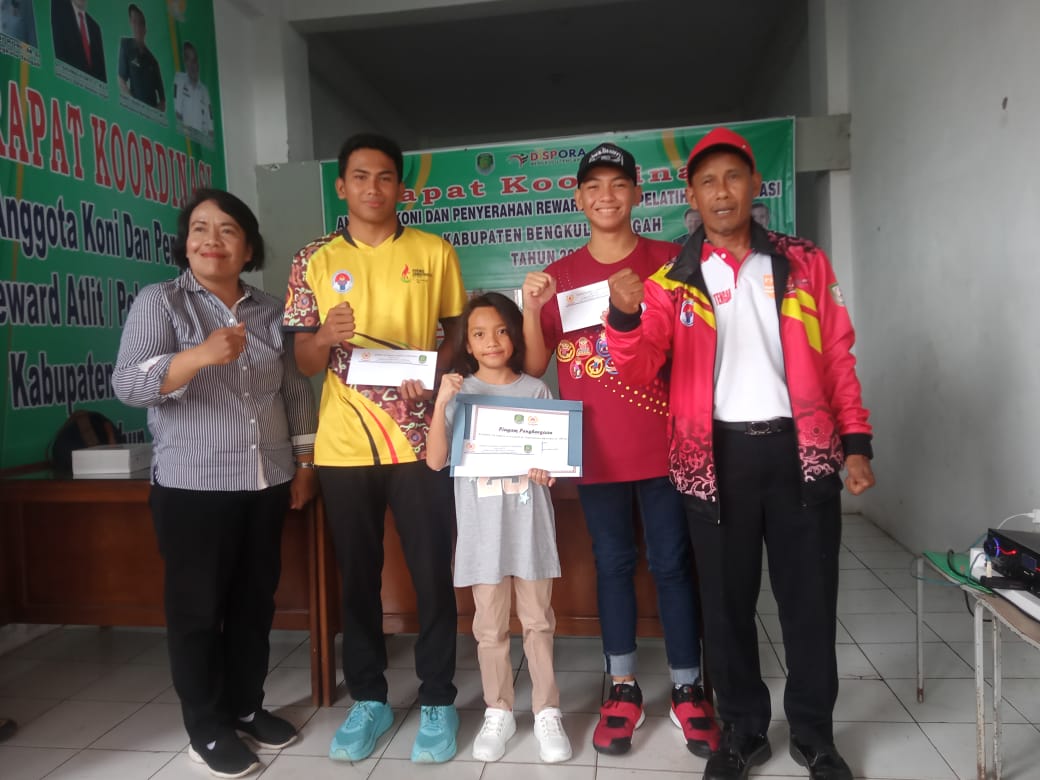 KONI Serahkan Reward ke 119 Atlet, 22 Pelatih dan 3 Tim Beregu Bengkulu Tengah