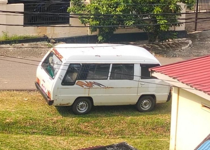 Pasca Diberitakan, Mobnas Diduga Disalahgunakan Terparkir di Halaman Kantor Bupati Bengkulu Tengah
