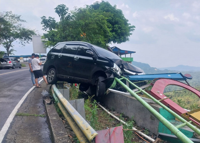 Tabrak Pembatas Jalan, Avanza Hitam Nyaris Masuk Jurang 