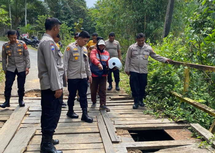 Hampir Terperosok Akibat Lubang Jembatan Desa Bukit, Helm Pedagang Es Krim Jatuh ke Sungai