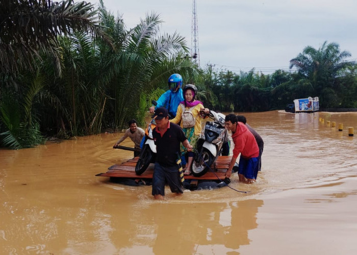 Banjir Datangkan Berkah, Warga Raup Rp.15 Ribu-Rp.20 Ribu per Sepeda Motor