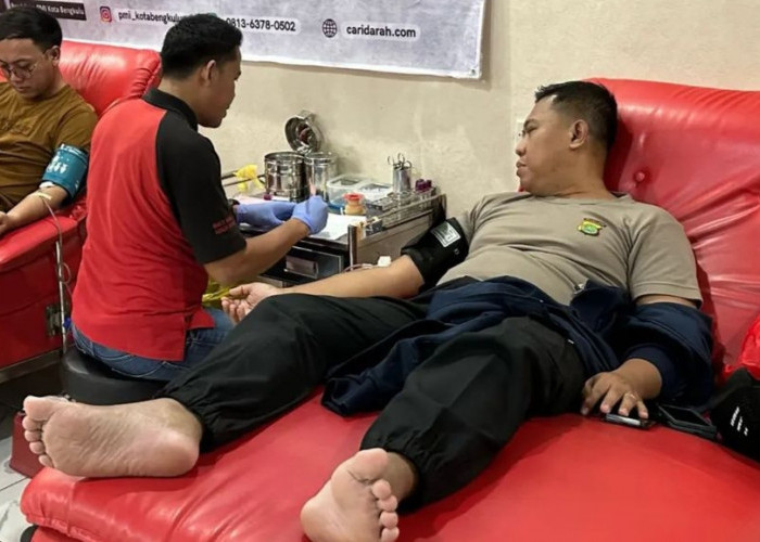 Sungguh Mulia, Kapolres Ini Donorkan Darahnya untuk Menolong Pelajar SMA Korban Lakalantas