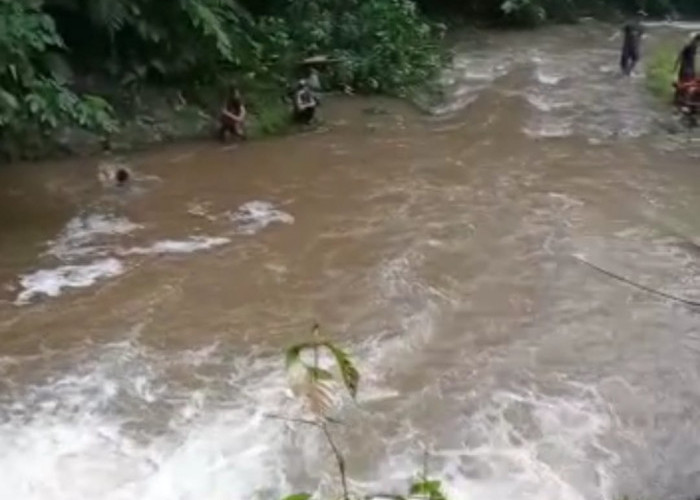 BREAKING NEWS: Beredar Info Ada Warga Hanyut di Sungai Penembang