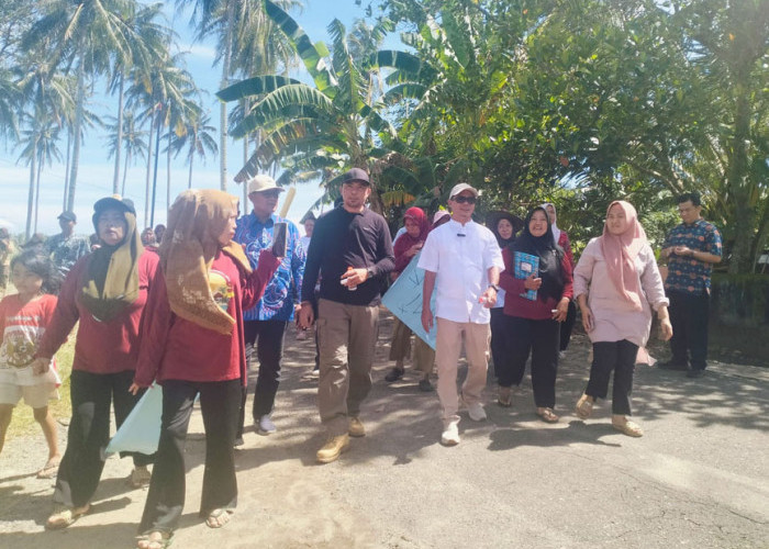 Perempuan Desa Pondok Kelapa Jalan Kaki Bersama DPRD, Suarakan Krisis Abrasi Pesisir