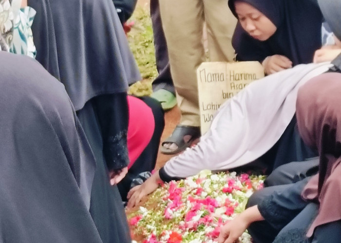 Suasana Haru Iringi Pemakaman Aktivis Ormas Harisna Asari di TPU Kelurahan Bumi Ayu 