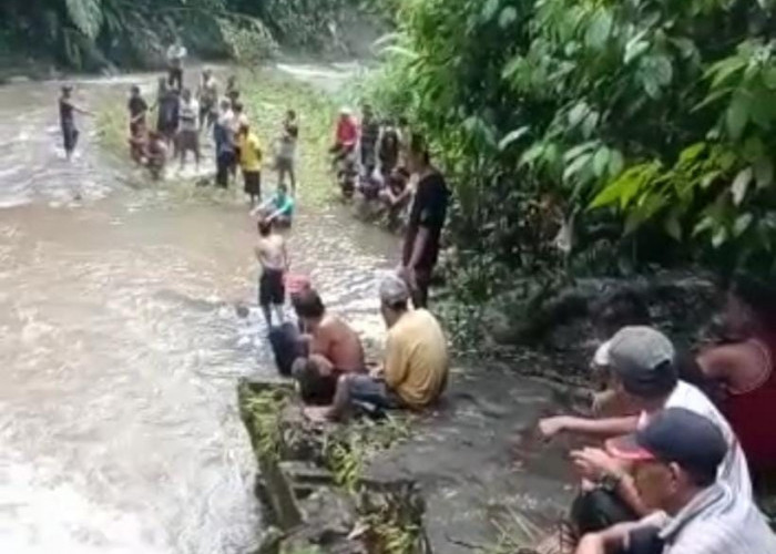 Tergelincir dari Atas Tebing, Warga yang Diduga Hanyut ke Sungai Penembang Itu Adalah Seorang Pelajar