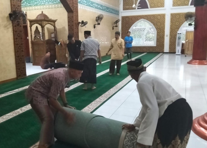 Sambut Bulan Suci Ramadan, Warga Desa di Pondok Kelapa Gelar Bersih Masjid dan Doa Bersama