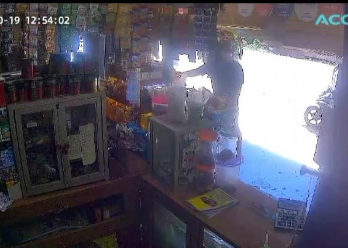 Viral di Medsos! Video Terduga Pencuri Beraksi di Warung Manisan, Gasak Sekarung Beras