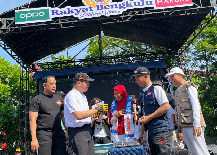 Suarni Bersama Suami Berangkat Umroh Gratis, Persembahan Gubernur Bengkulu dan Dirut RBMG, Berkah HUT RB