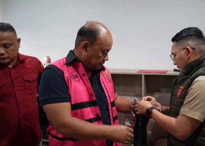 Mantan Kasi Pidsus Kejari Bengkulu Tengah Terpantau Pasangkan Borgol ke Mantan Kepala BGN Dadan