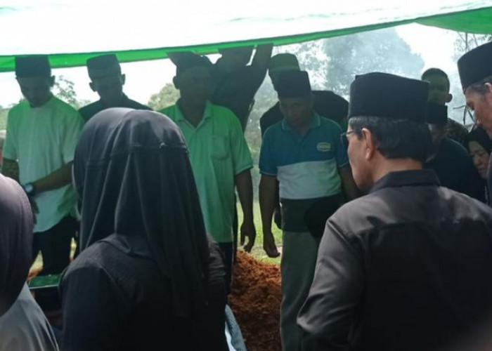 Ferry Ramli Turut Antarkan Jenazah Mantan Wakil Bupati M Sabri ke Peristirahatan Terakhir, Begini Suasananya