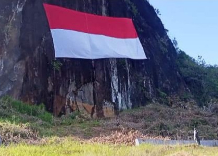 Bendera Merah Putih Berukuran 77 Meter Sukses Berkibar di Bukit Kandis 
