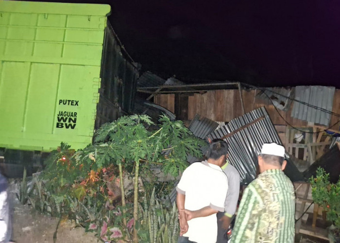 Fuso Timpa Rumah Warga Bengkulu Tengah, Begini Penampakannya