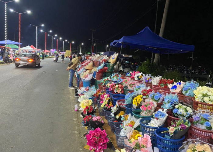 Momen Pelantikan PPPK di Malam Berbinar, Pedagang Buket Bunga Raup Jutaan Rupiah