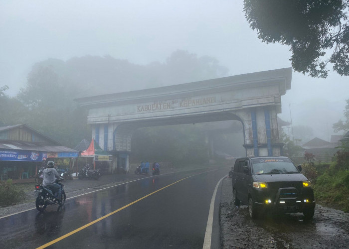Pengendara Diimbau Waspada, Pagi Hari Kabut Tebal Selimuti Wilayah Liku Sembilan Bengkulu Tengah